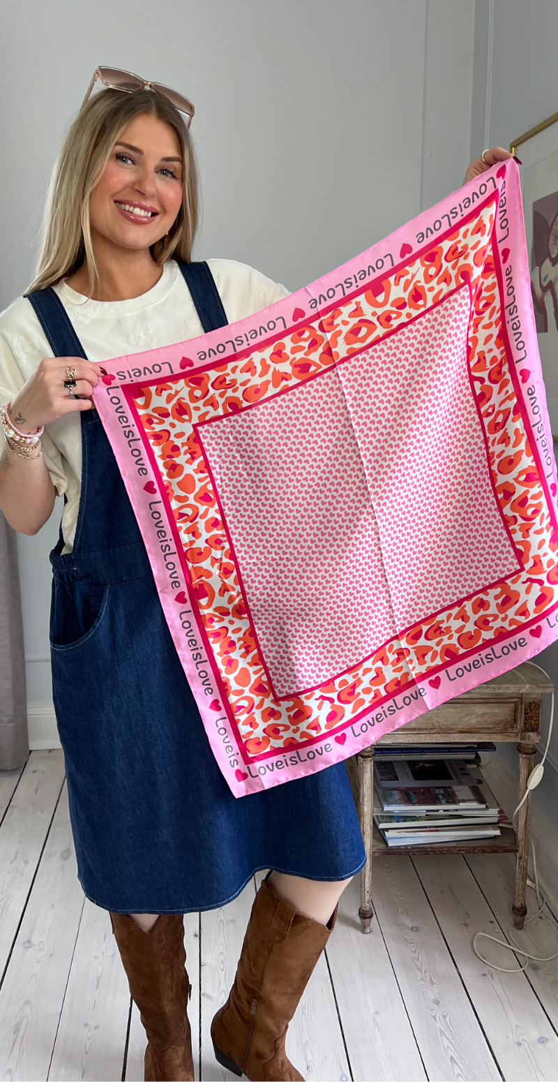 Tørklæde med "loveislove" og hjerter pink LikeLondon