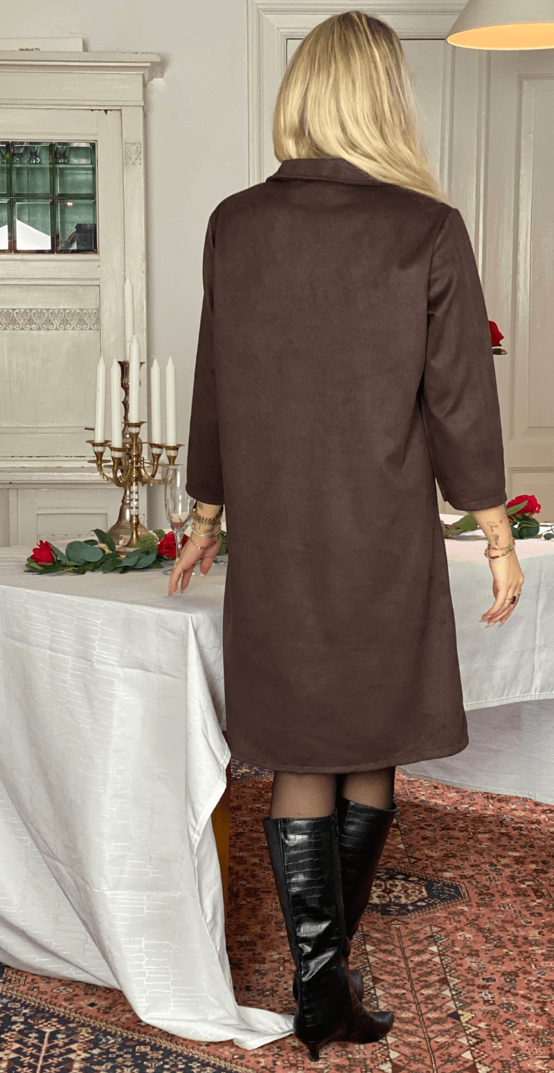 Hinna kjole i ruskinds look med stolpelukning brun LikeLondon