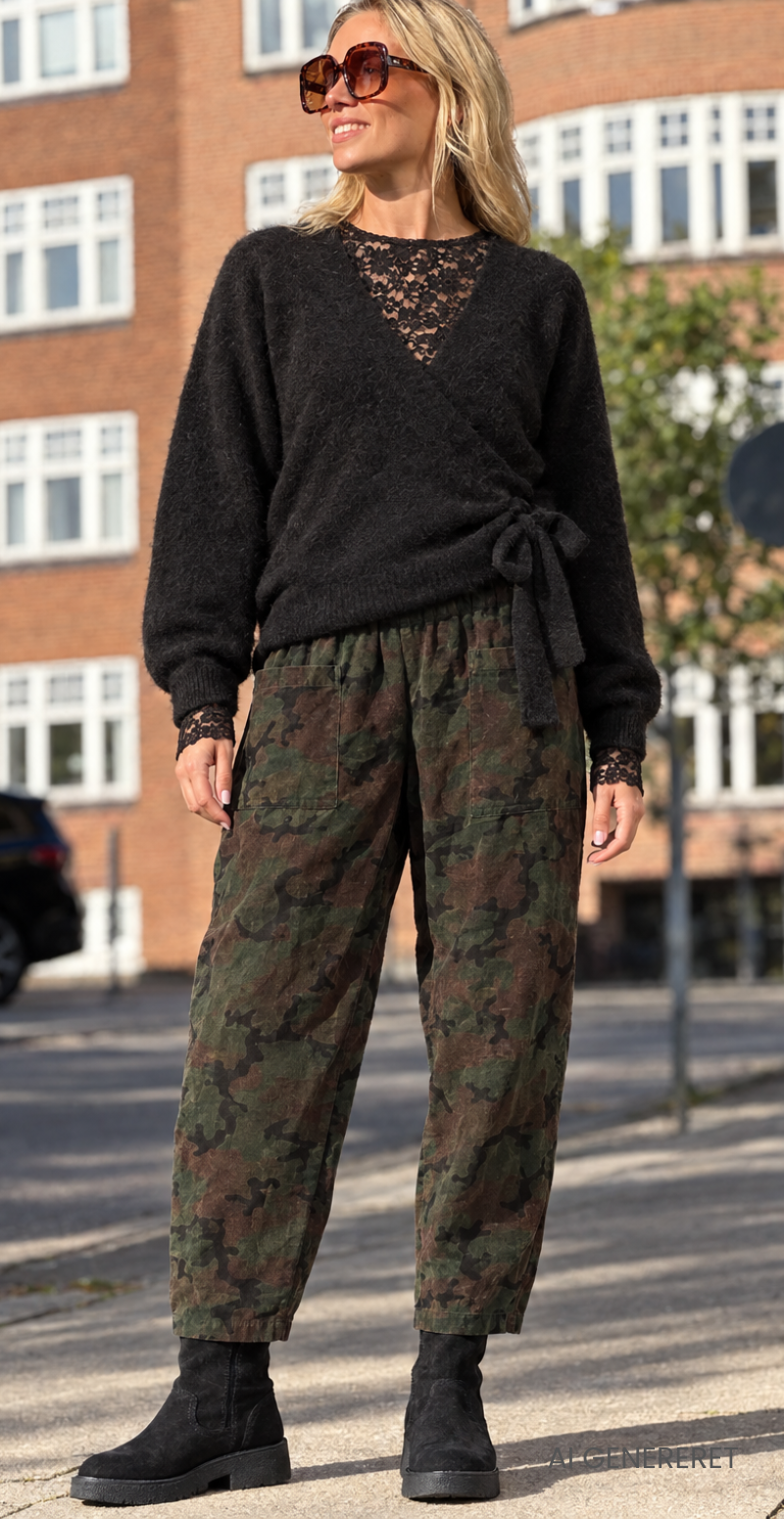 Nella fløjlsbukser med lommer foran og elastik i taljen camouflage brown LikeLondon
