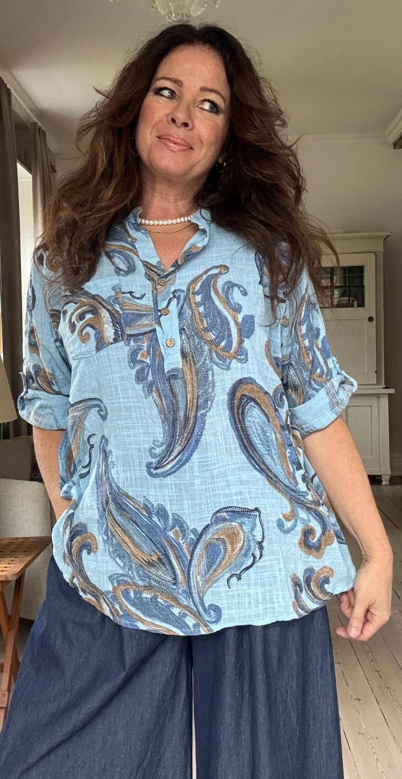 Amelia skjortebluse paisleyprint lysblå LikeLondon