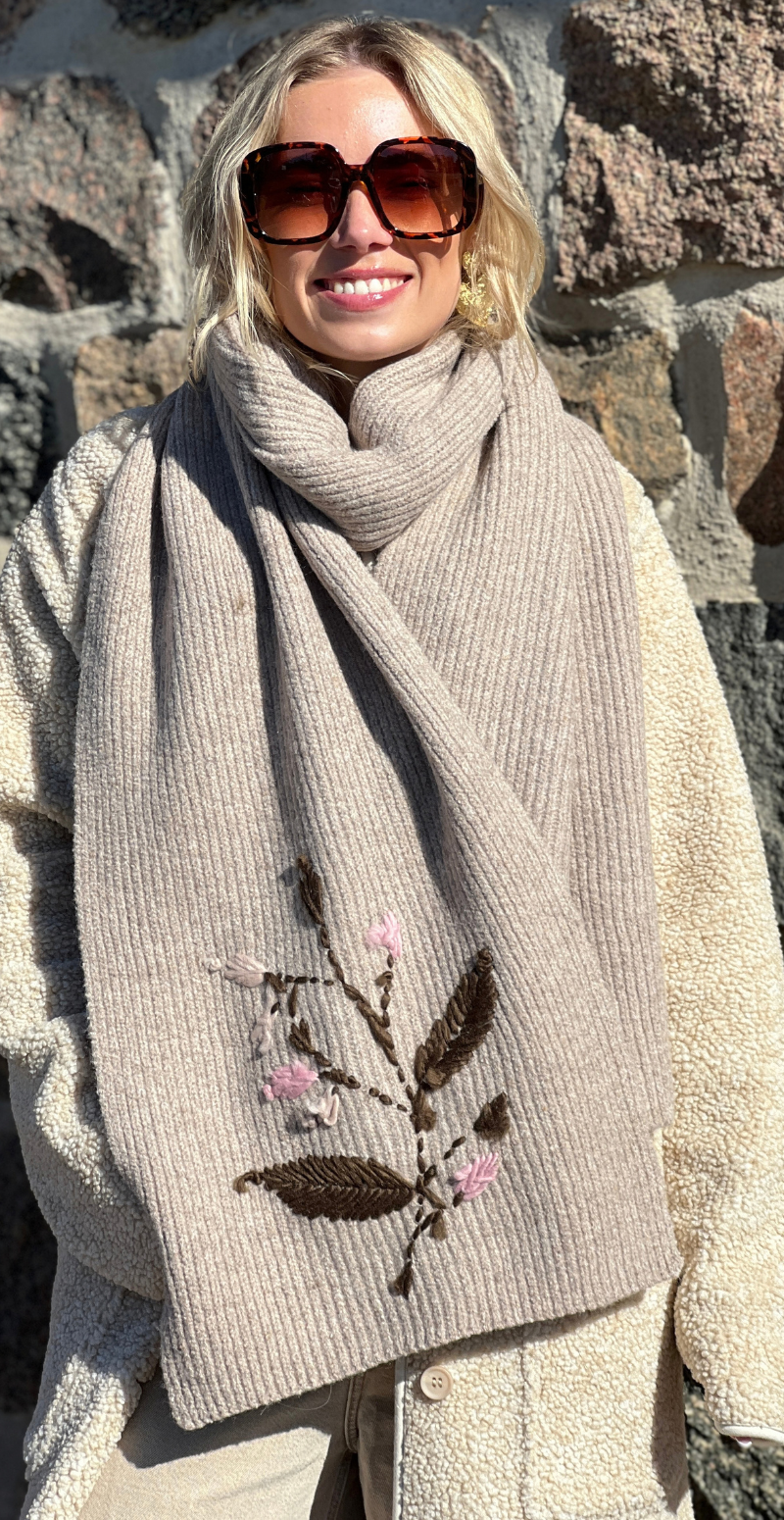Strikket tørklæde med broderede blomster taupe LikeLondon