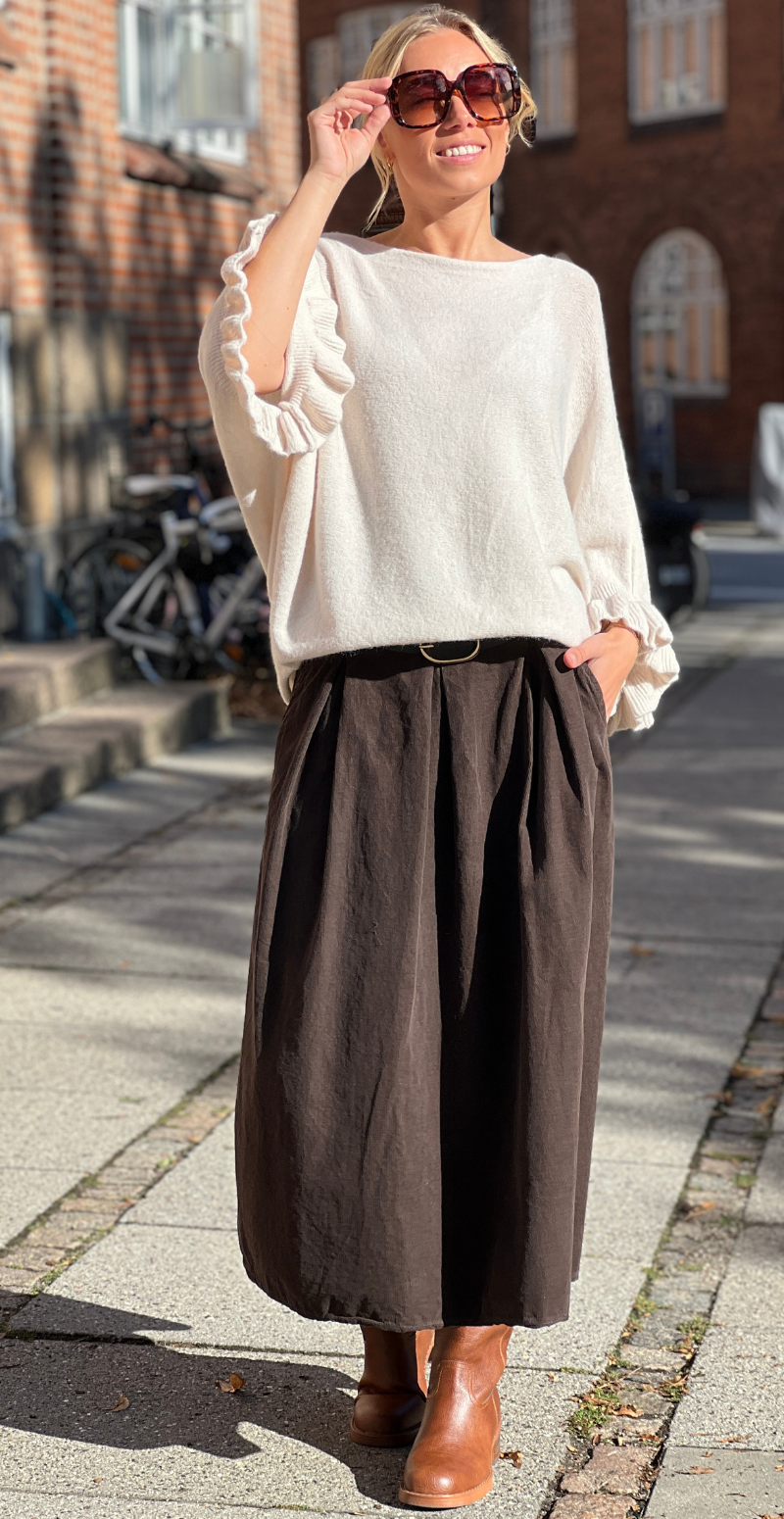 Louise strikbluse i baby alpaca med flæsedetaljer og 3/4 ærmer beige LikeLondon