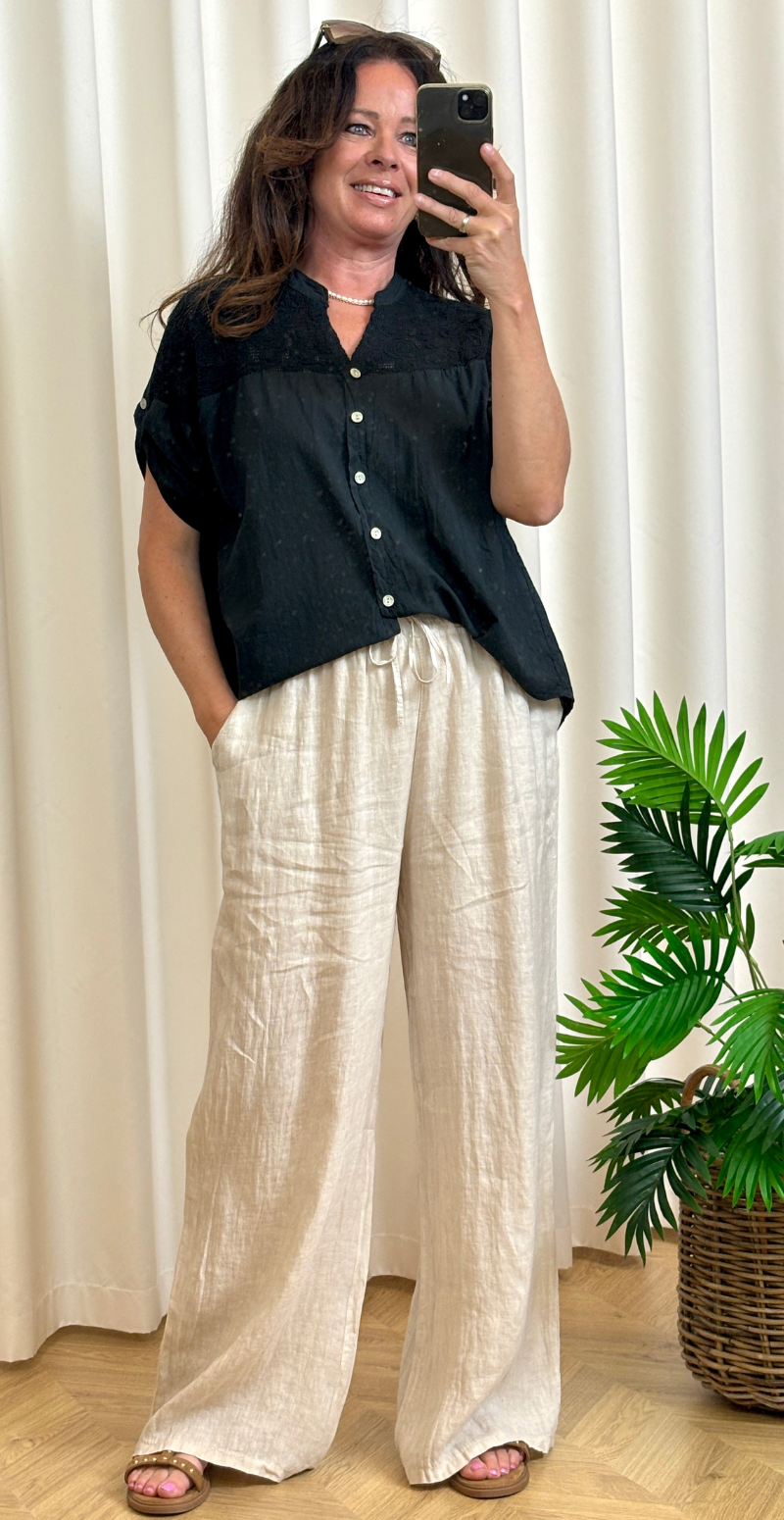 Opal bluse med broderi og knapper sort LikeLondon