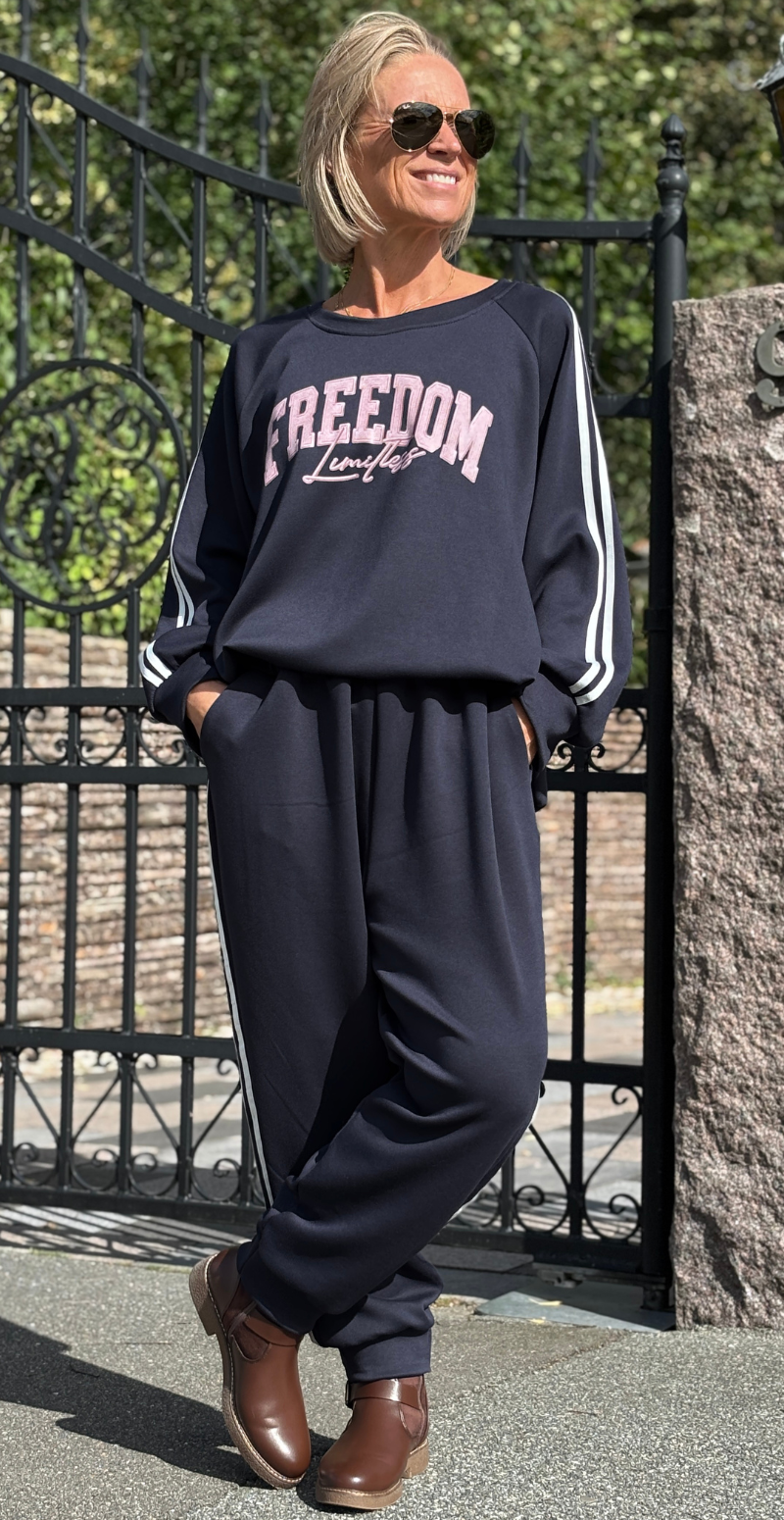Noella sæt bluse og bukser med striber i siden og "freedom" navy LikeLondon