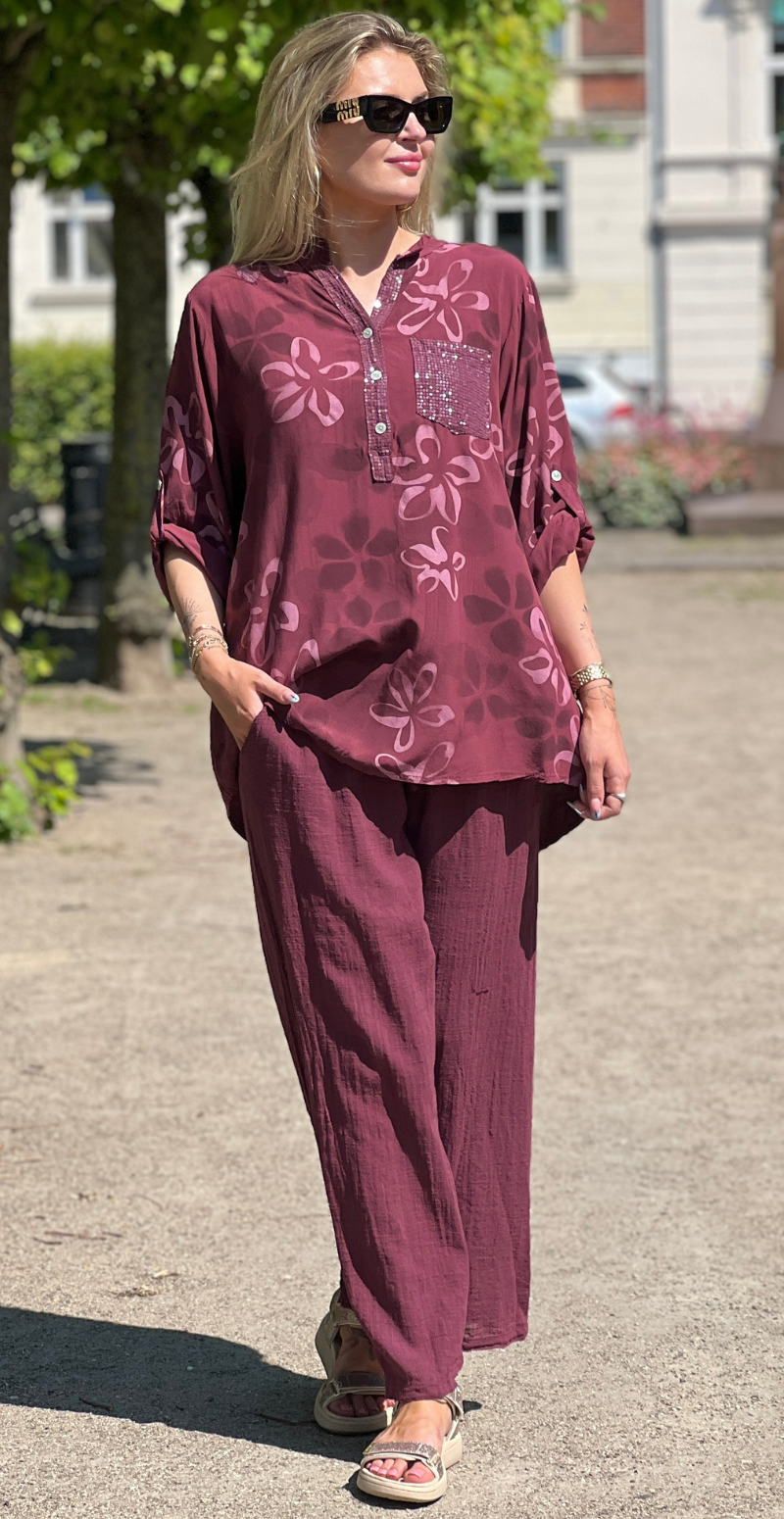Karla bluse med blomsterprint og pailletdetaljer bordeaux LikeLondon