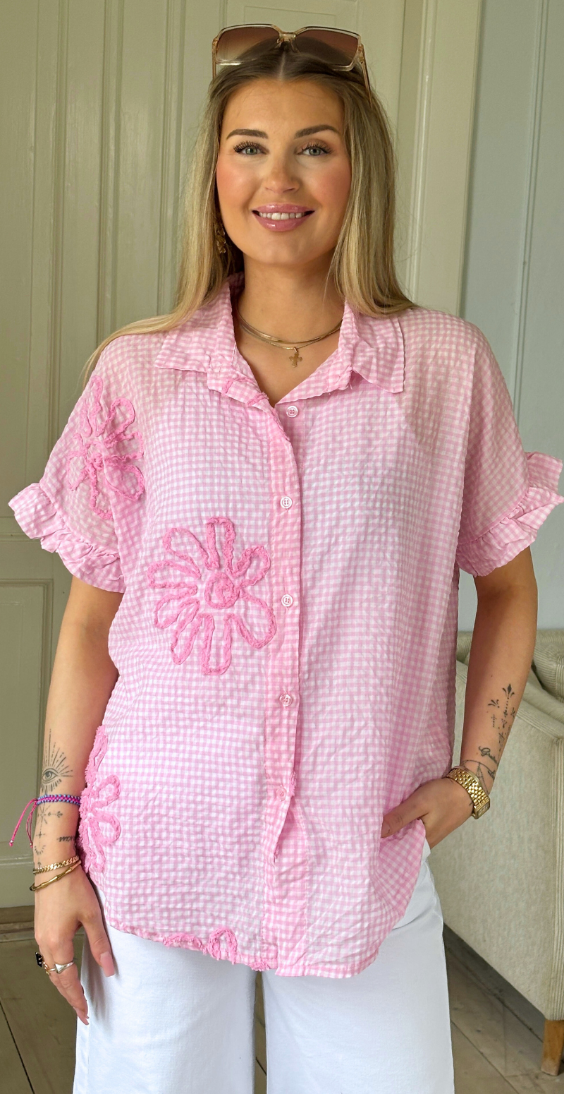 Isla skjorte med tern og kort flæseærme rosa LikeLondon