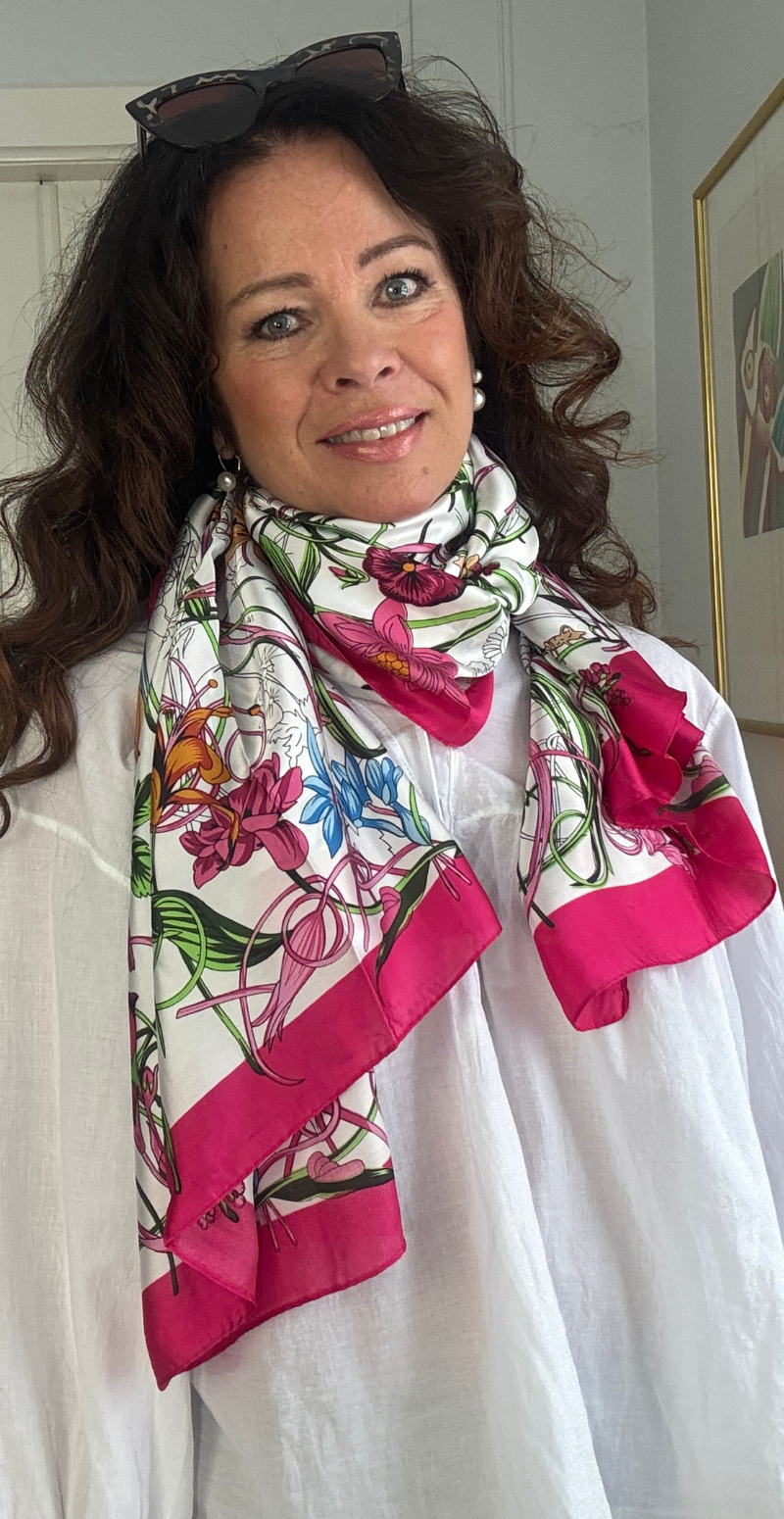 Silketørklæde med blomster og små sommerfugle pink LikeLondon