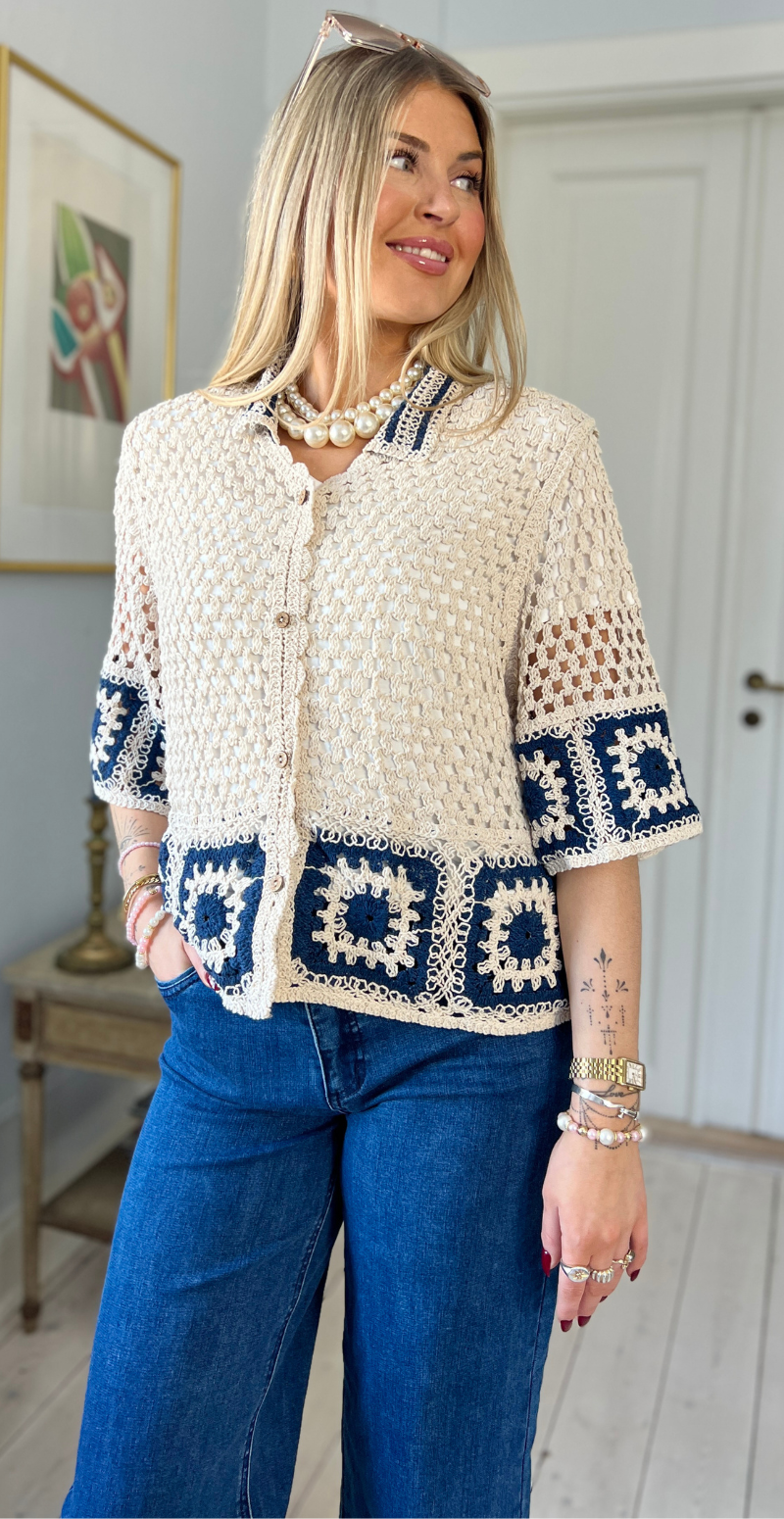 Essa kortærmet cardigan i crochet med krave beige/navy LikeLondon