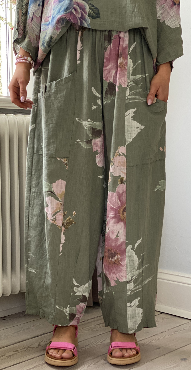 Forudbestil uge 24 Gwen bukser med blomsterprint og lommer khaki LikeLondon