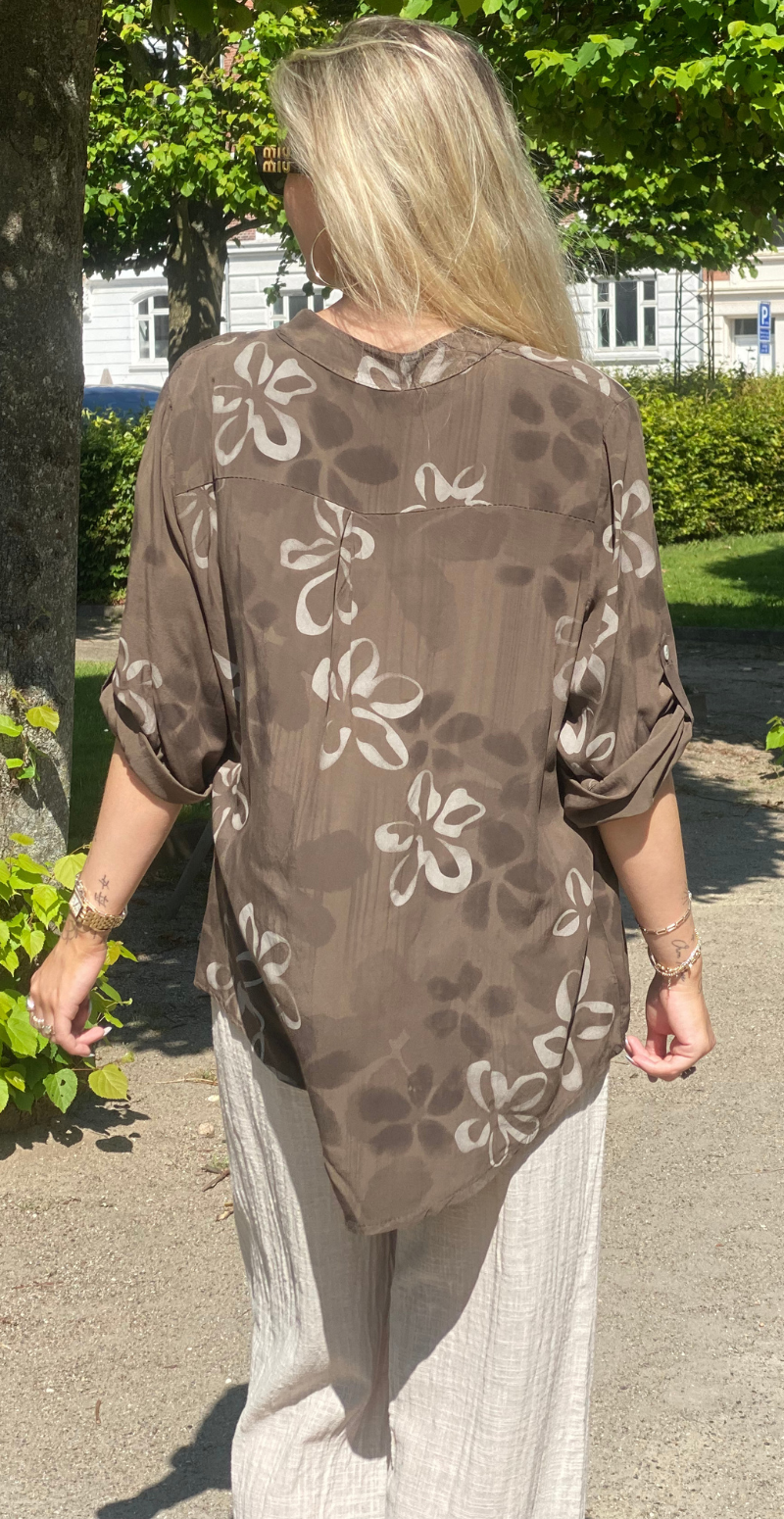 Karla bluse med blomsterprint og pailletdetaljer brun LikeLondon