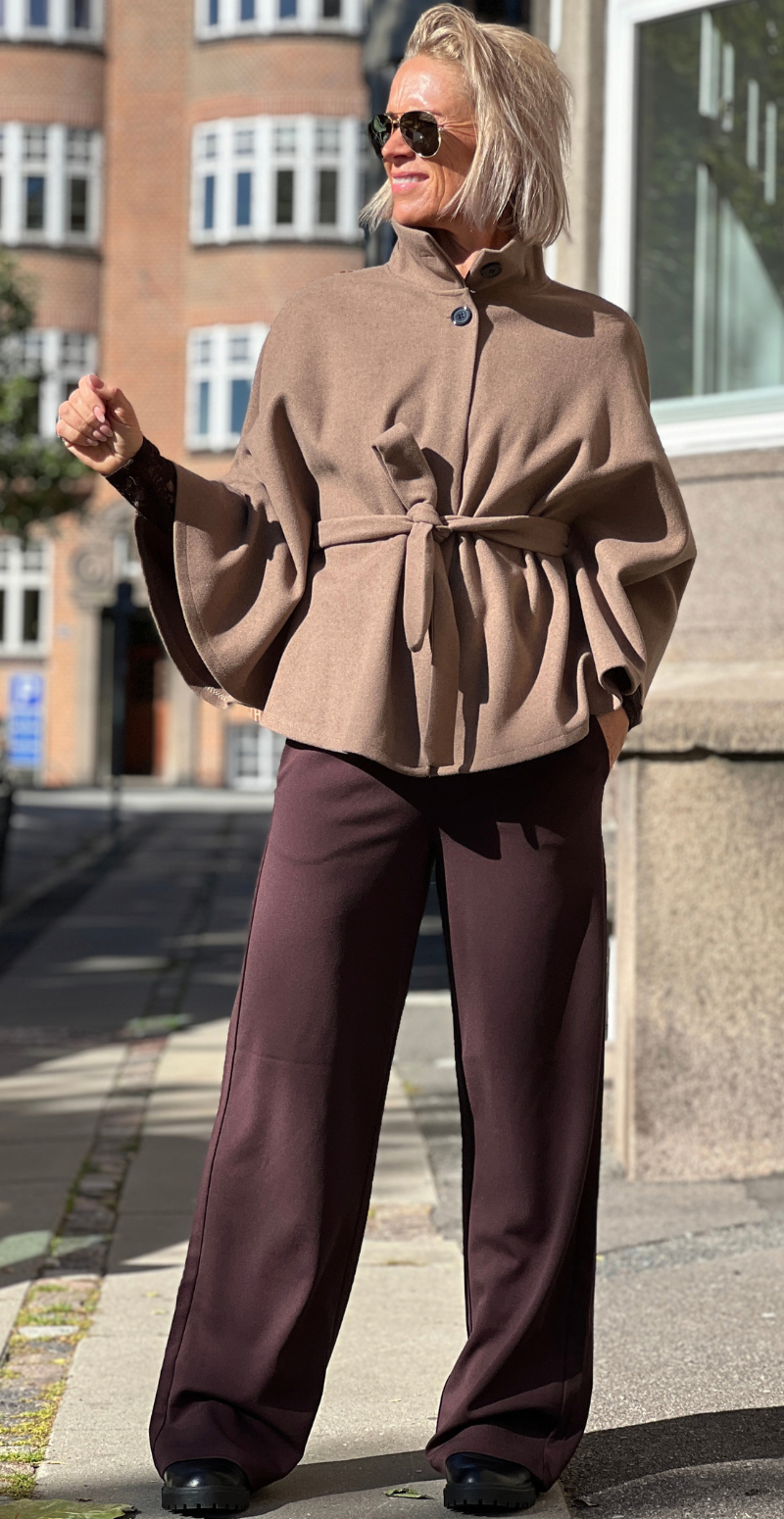 Antonella poncho med bindebånd camel LikeLondon