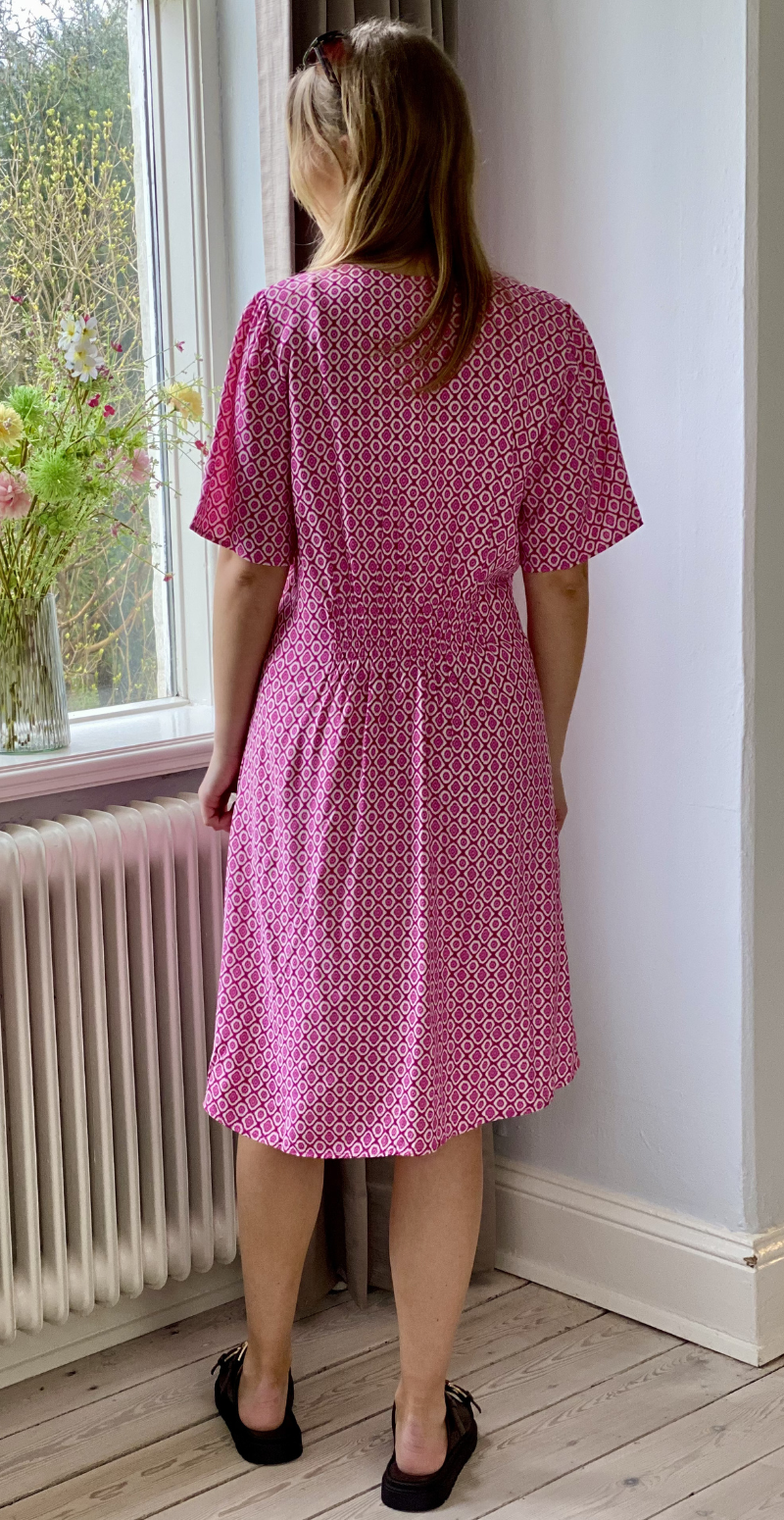 Joella kort kjole med v-hals raspberry rose medallion B.young