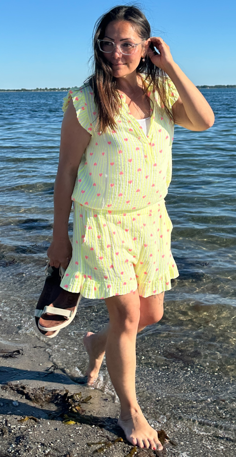 Cheri shorts med hjerter og peplum gul LikeLondon by Christina