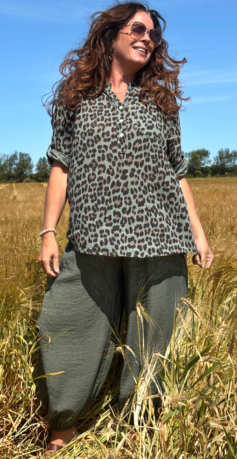 Amira bluse med lille brystlomme og leopardmønster khaki LikeLondon