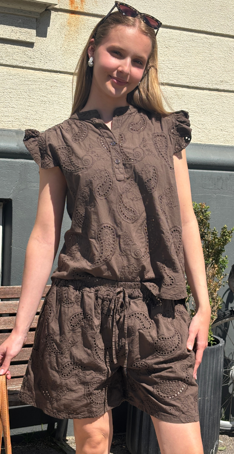 Isobel shorts med broderi anglaise og skrålommer brun LikeLondon