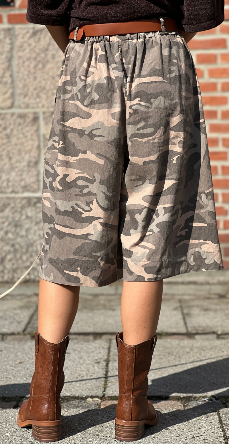 Emma bermuda shorts med camouflage og bælte fango LikeLondon