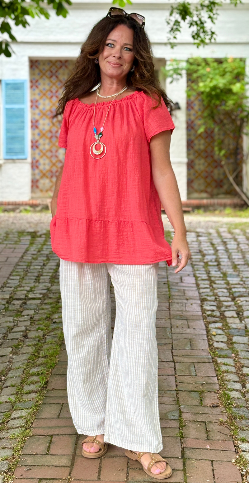 Tia bluse med rund hals, peplum og halskæde koral LikeLondon