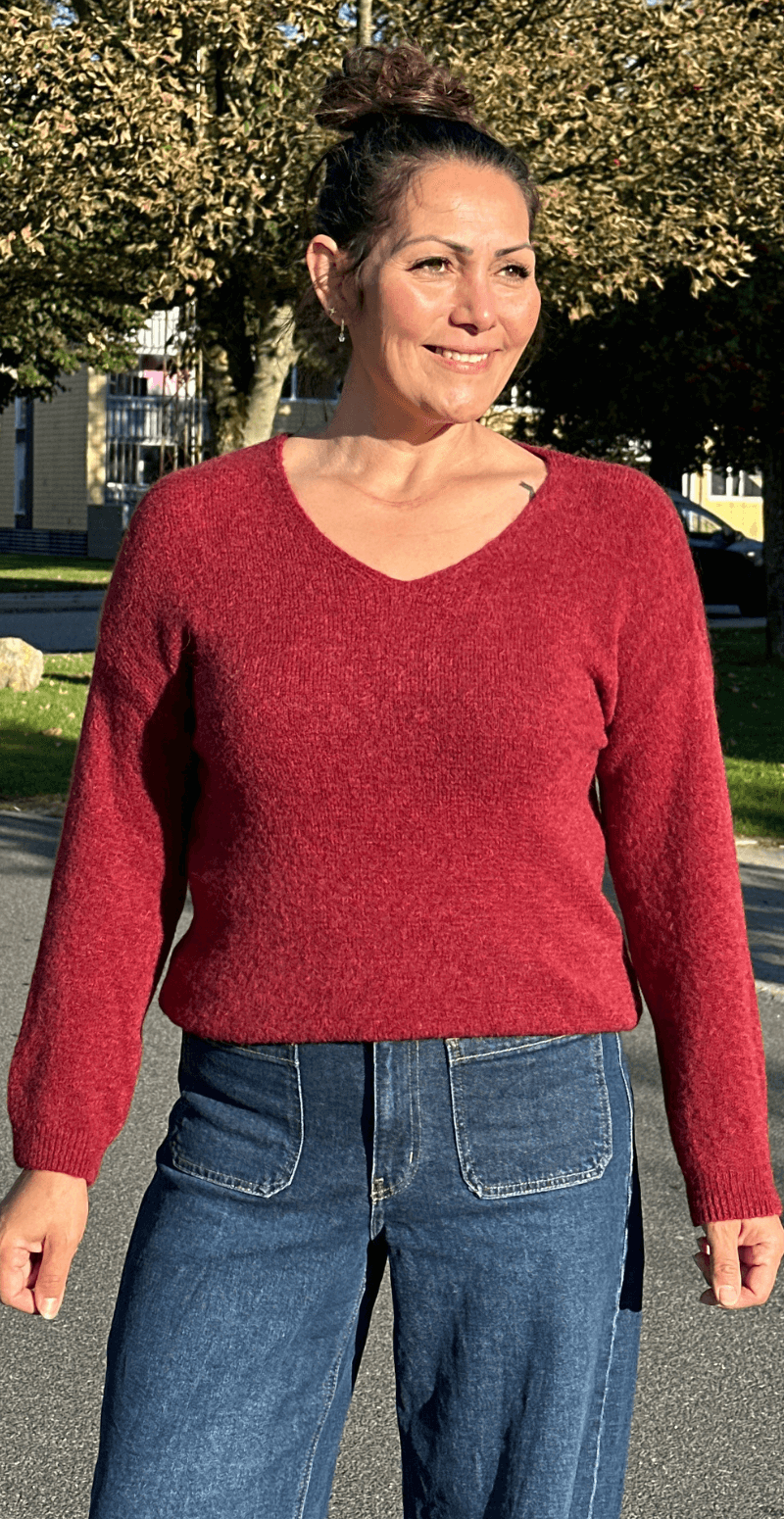 Cara uld strik med V-hals bordeaux LikeLondon By Christina