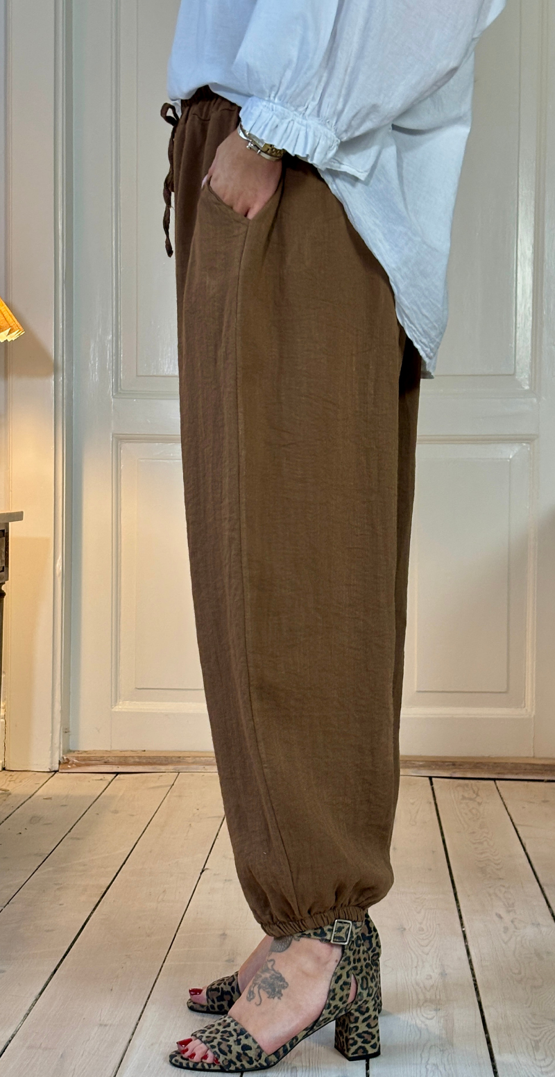 Marietta bukser med bindebånd i taljen og elastik i benene noce LikeLondon