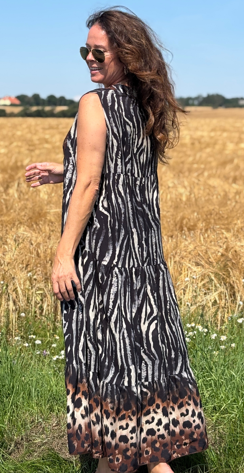 Alta kjole med dyreprint og peplum sort LikeLondon