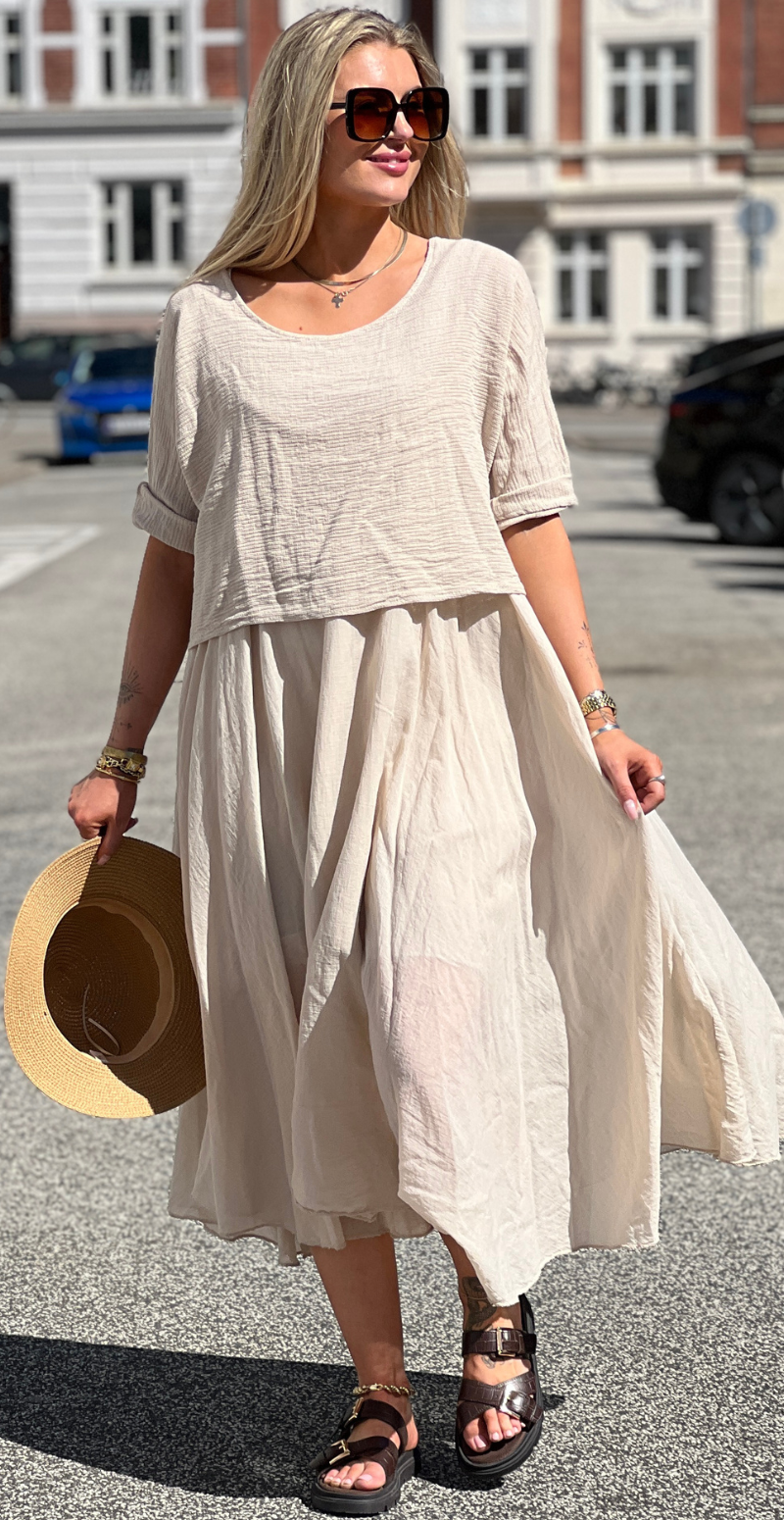 Frigg kjole med A-form og tynde stropper med tilhørende bluse beige LikeLondon