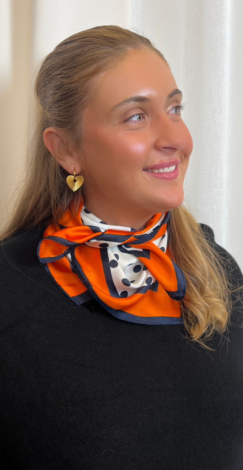 Silketørklæde med prikker orange LikeLondon