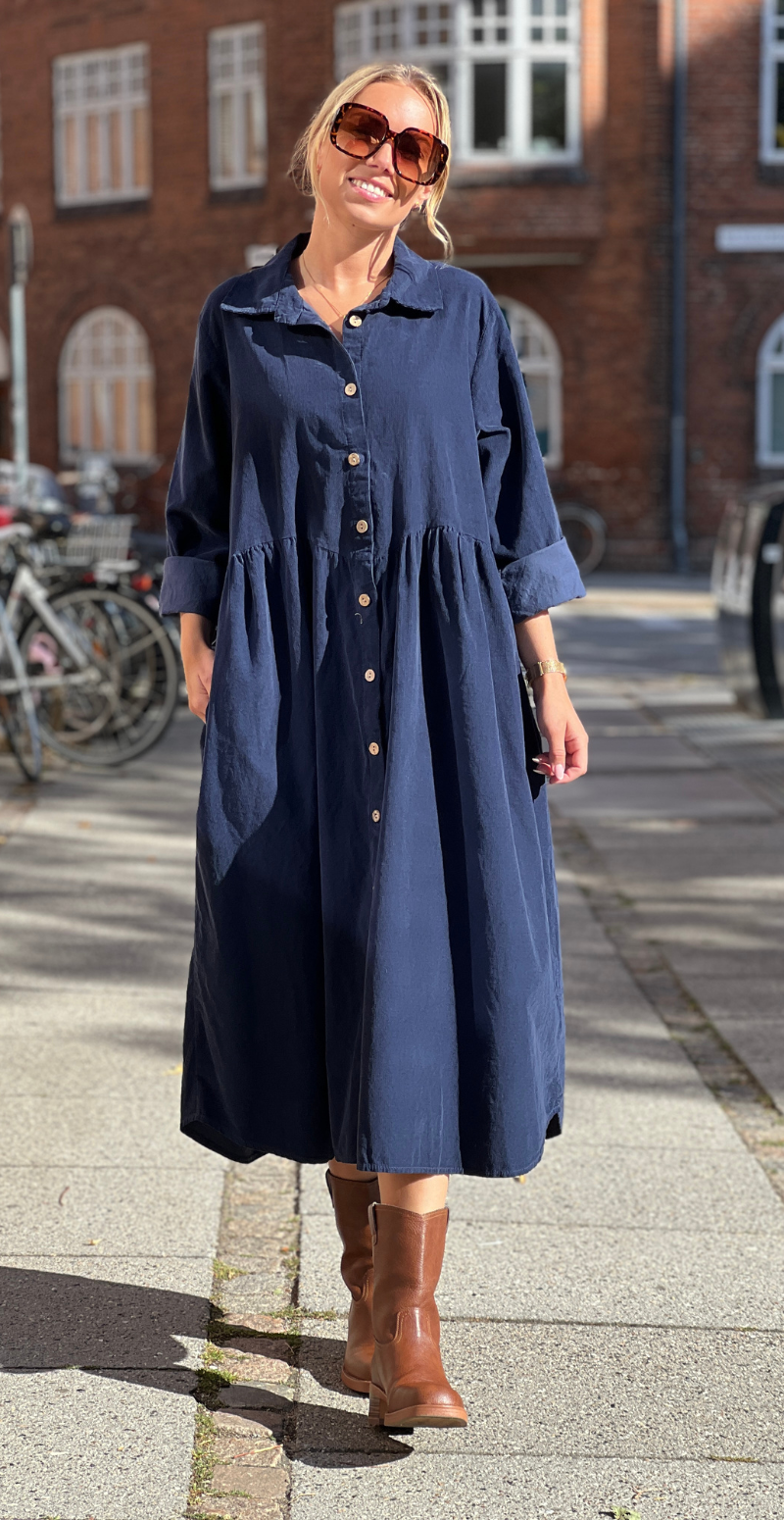 Benedikte fløjlskjole med rynker og knapper navy LikeLondon