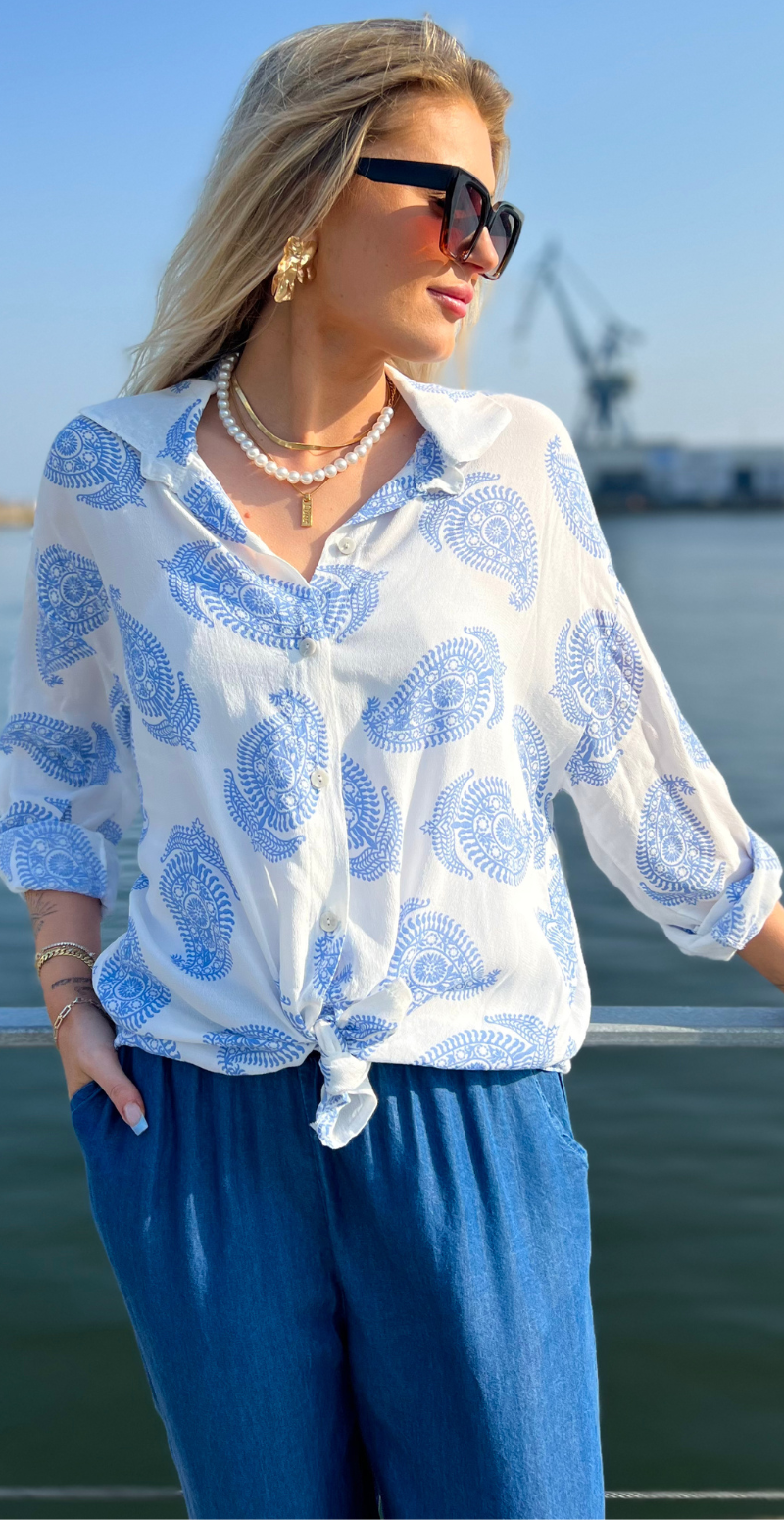 Mae skjortebluse med paisleyprint hvid/lysblå LikeLondon