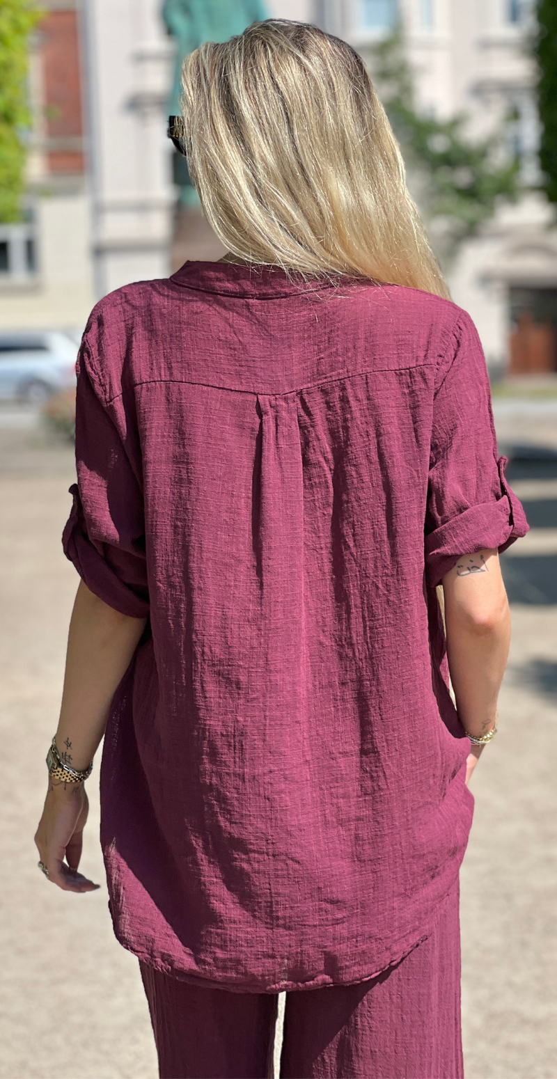 Karla ensfarvet hør bluse med stolpelukning bordeaux LikeLondon