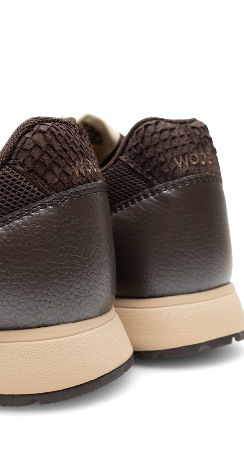 Sonja sneaker med "W" chocolate Woden
