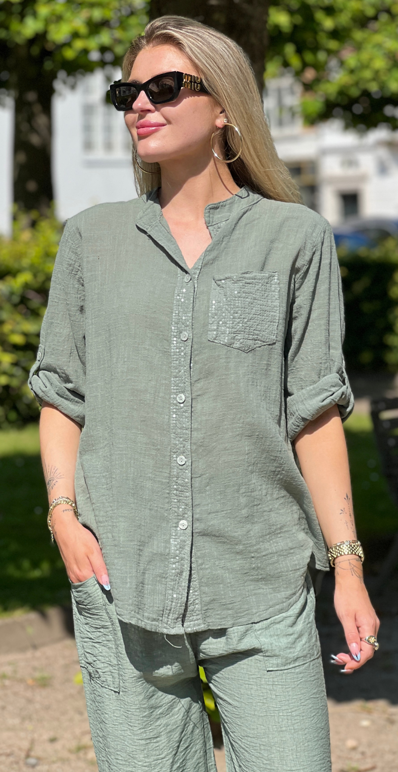 Karla ensfarvet bluse med pailletdetaljer khaki LikeLondon