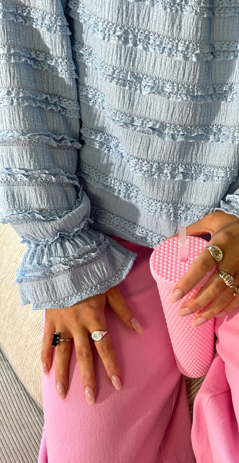 Cosima bluse med bådudskæring og flæser sky LikeLondon