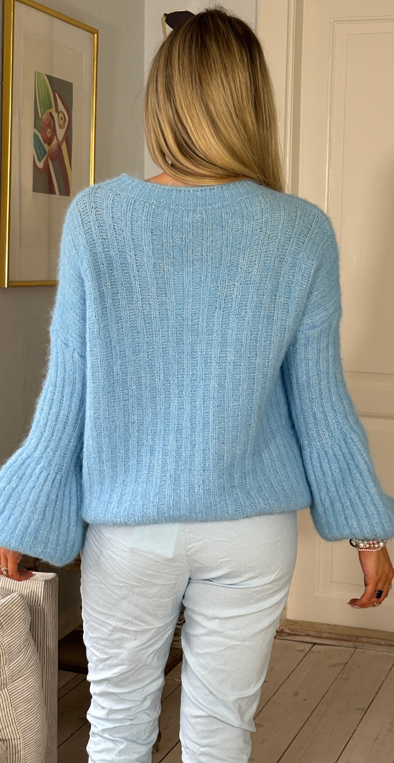 Betty strikbluse i rib med puffet ærme sky LikeLondon