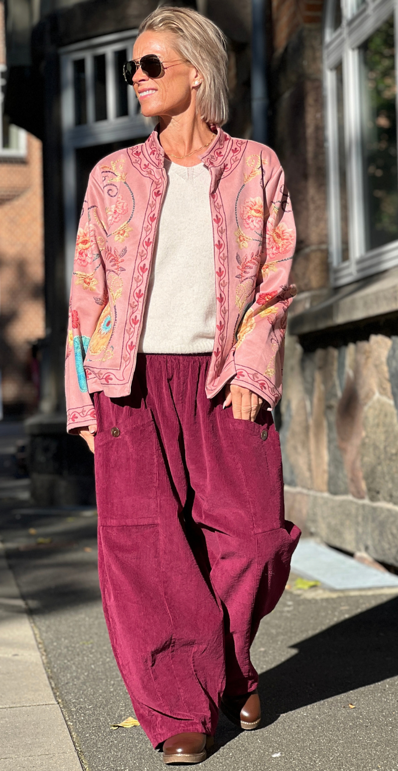 Sissal jakke i ruskindslook med mønster af broderede blomster rosa LikeLondon