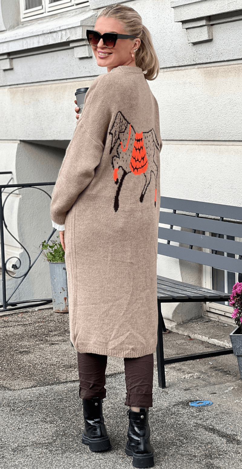 Ramona lang strik cardigan med hest på ryggen sand LikeLondon