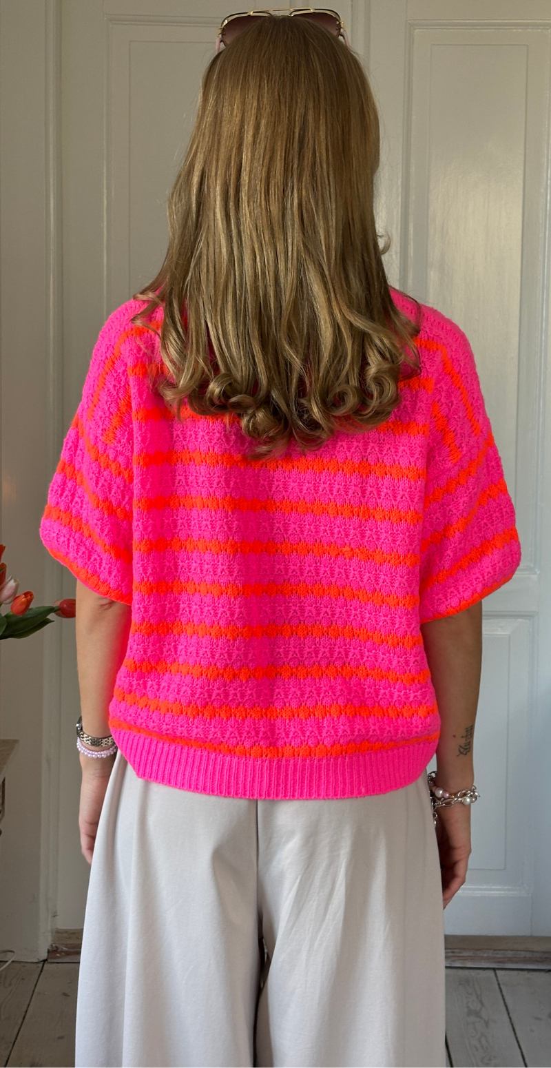 Nadine kortærmet strik med stribetmønster pink LikeLondon