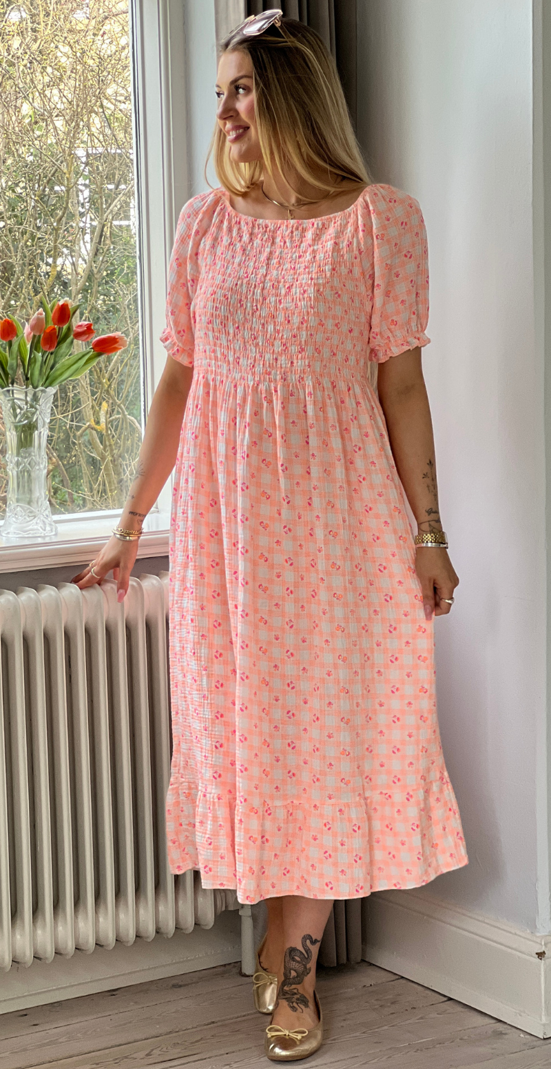 Olga ternet kjole med små blomster og smock orange LikeLondon