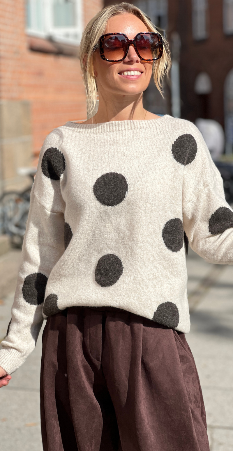 Jessie strik med store prikker beige LikeLondon