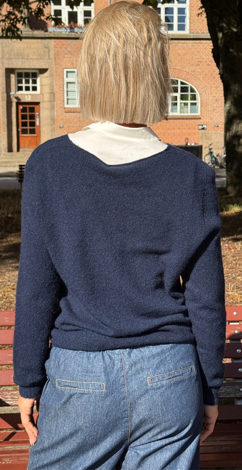 Karen strikbluse i baby alpaca uld med v-hals navy LikeLondon