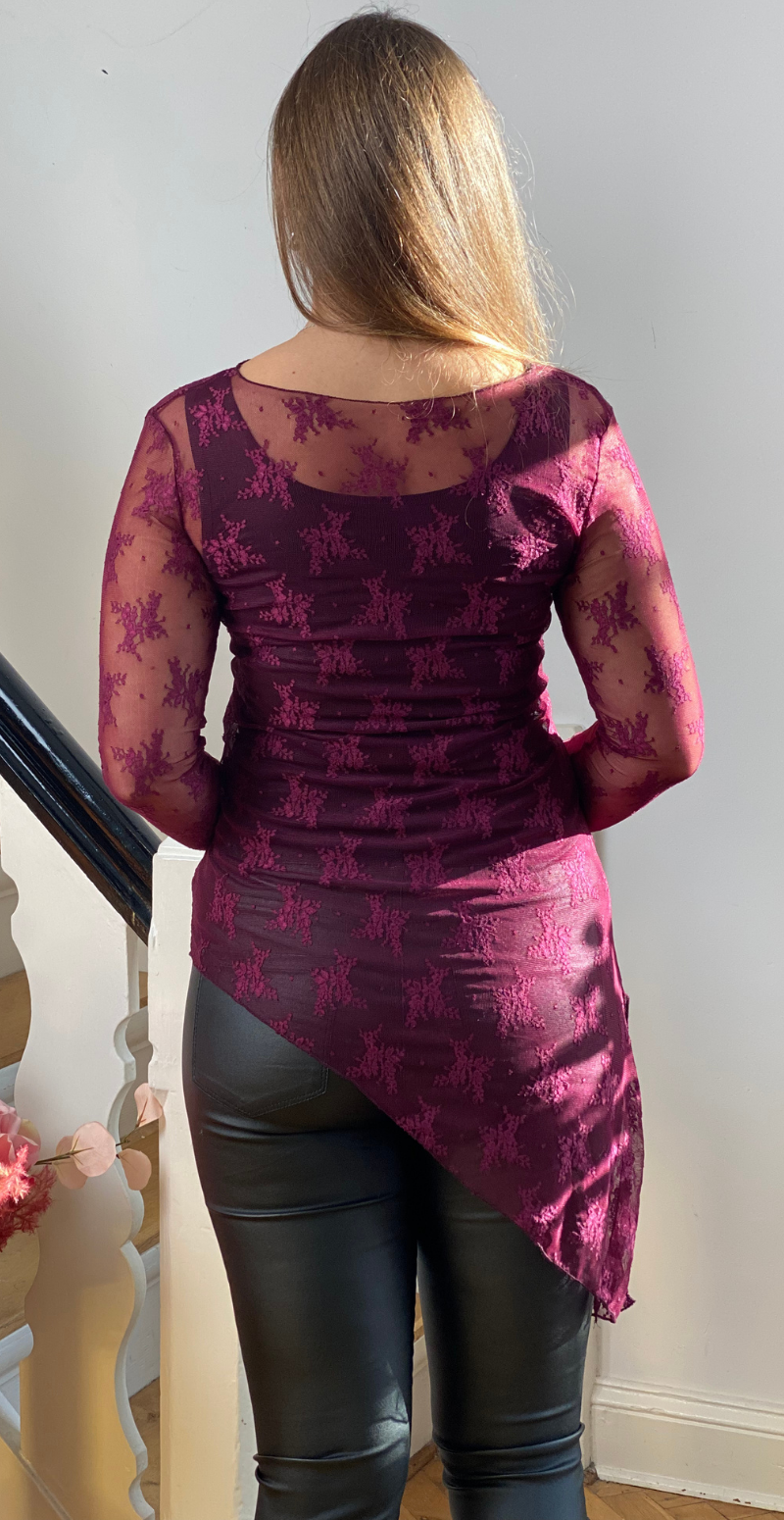 Thea blondebluse med asymmetrisk snit og broderi bordeaux LikeLondon