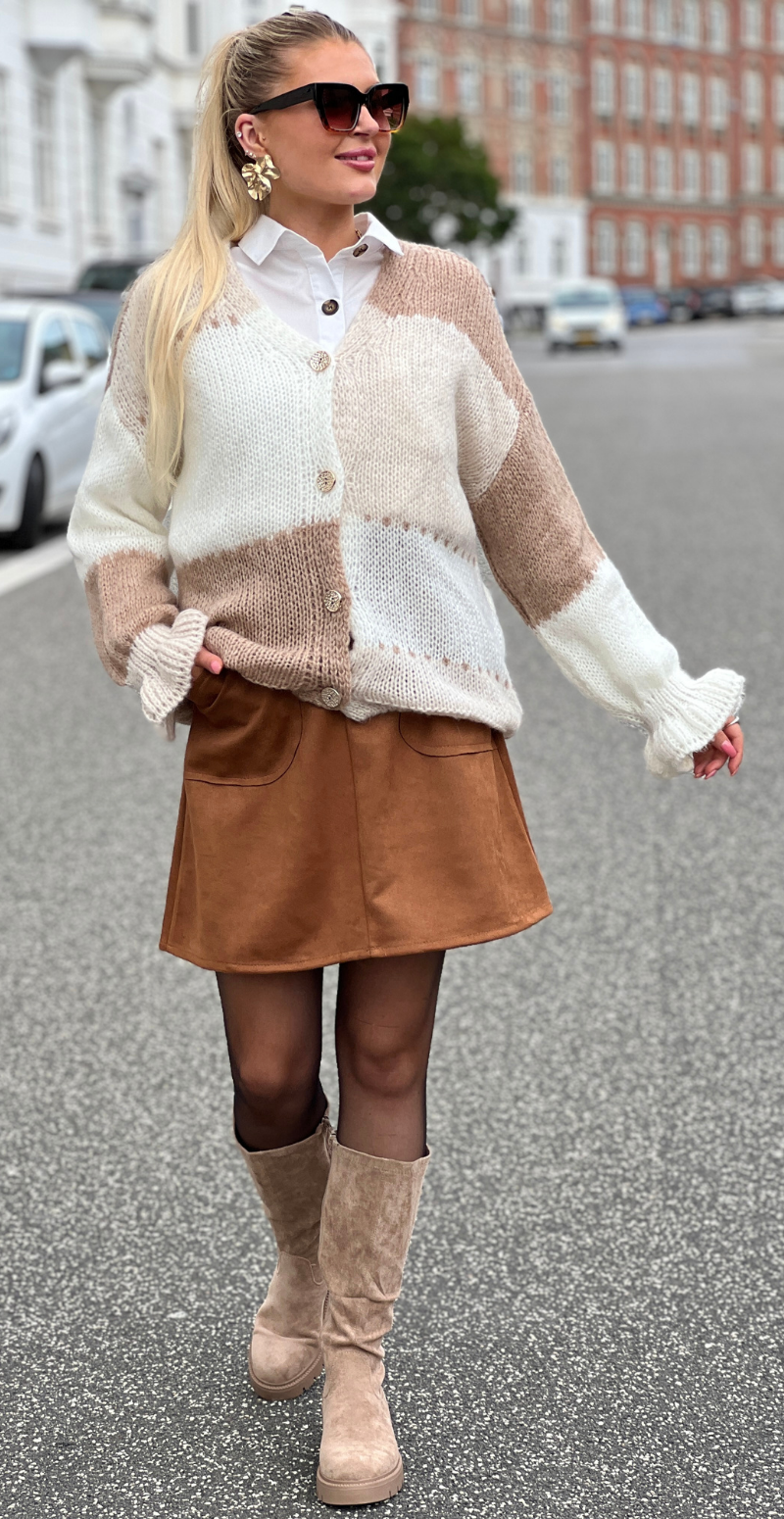 Lorraine cardigan med asymmetrisk mønster og guldknapper camel LikeLondon