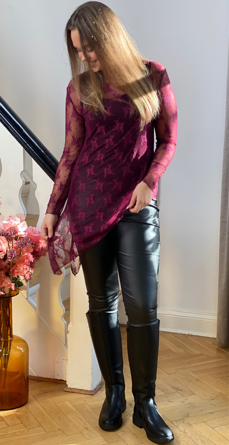 Thea blondebluse med asymmetrisk snit og broderi bordeaux LikeLondon