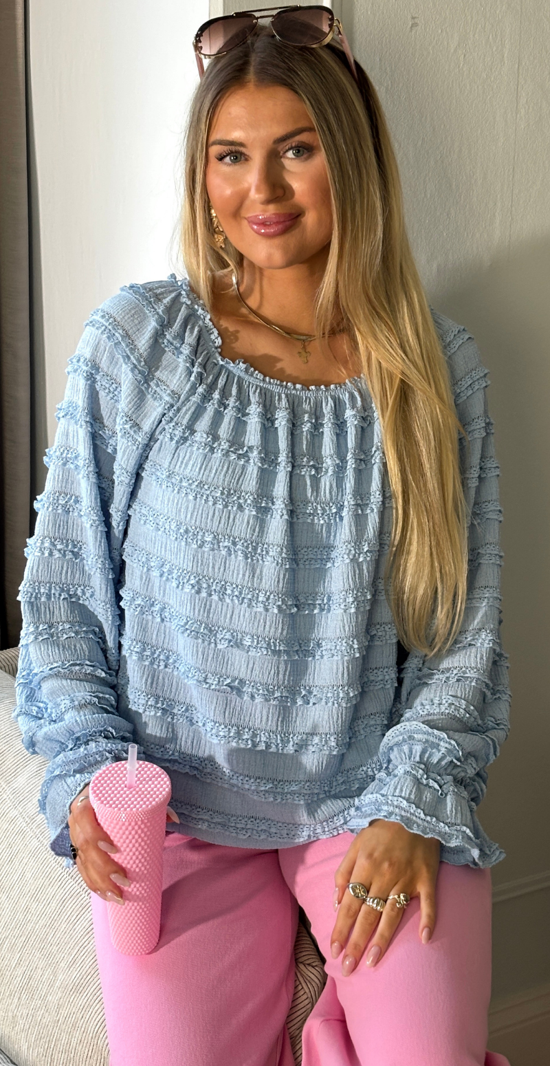 Cosima bluse med bådudskæring og flæser sky LikeLondon