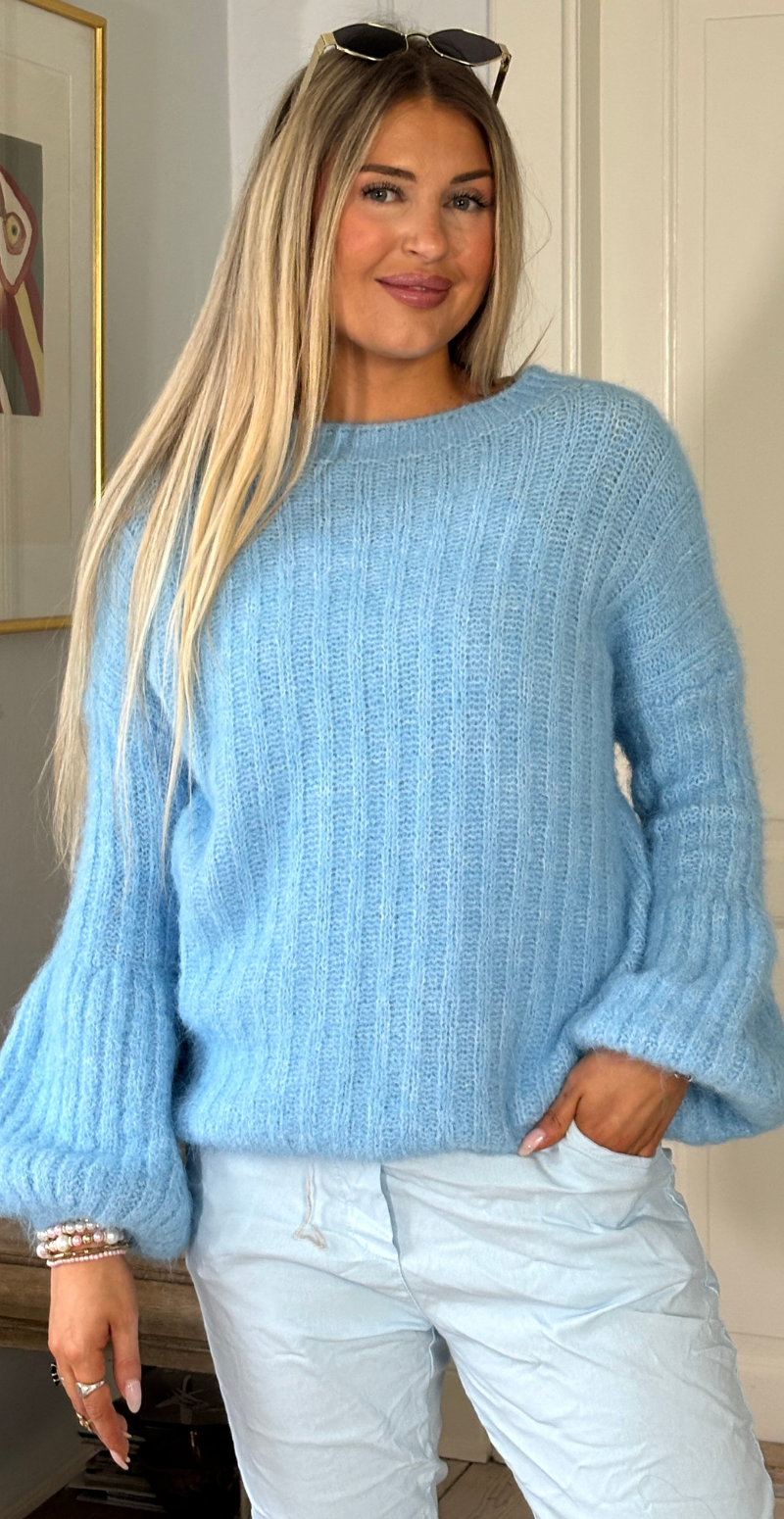 Betty strikbluse i rib med puffet ærme sky LikeLondon