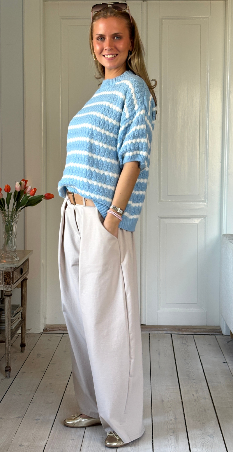 Nadine kortærmet strik med stribetmønster lysblå/hvid LikeLondon