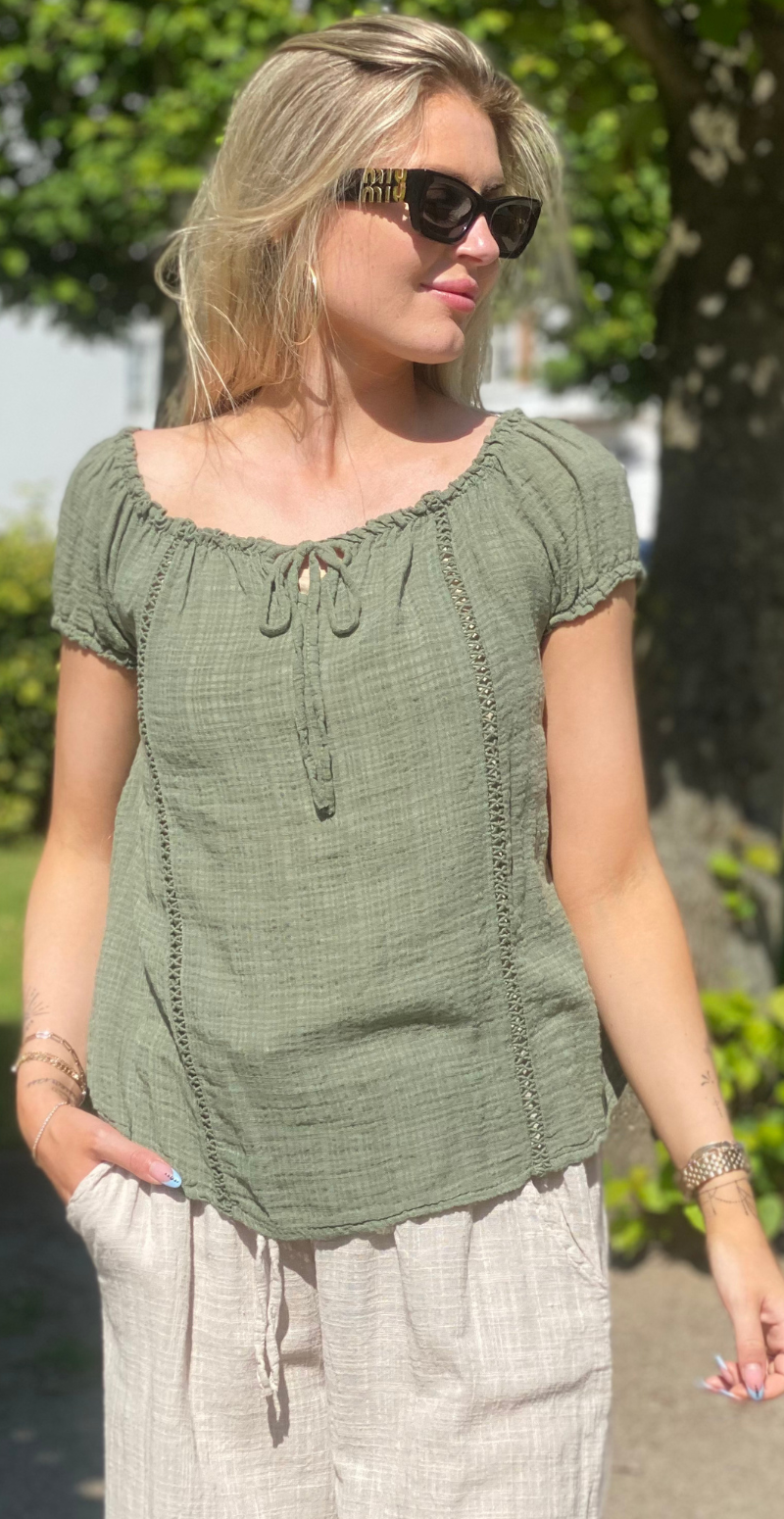 Karin bluse med korte ærmer, bindebånd og hæklede detaljer khaki LikeLondon