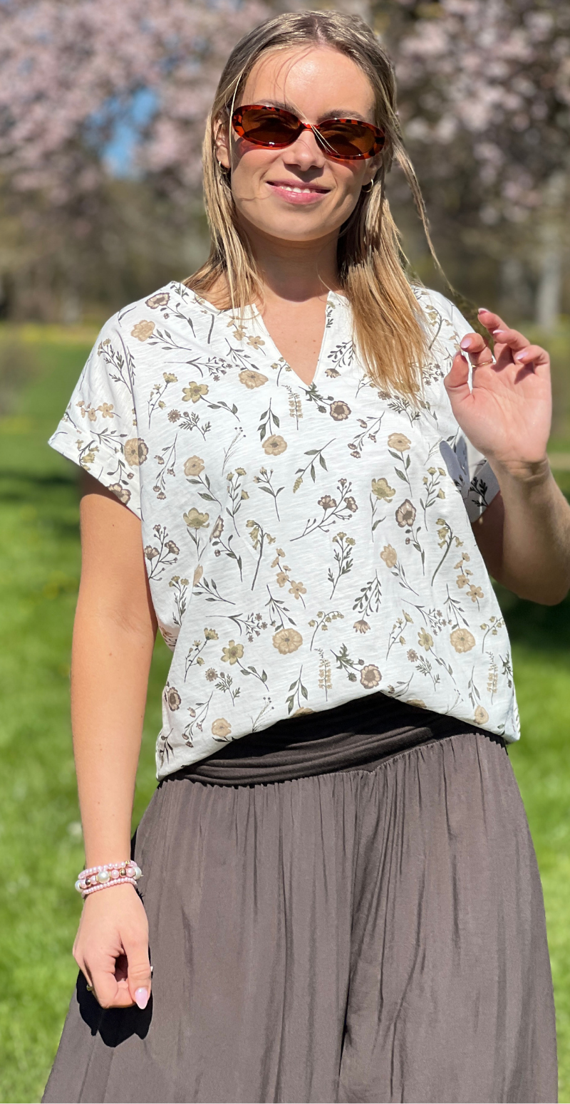 Viva T-shirt med v-hals og blomster star off-white w. silver mink Freequent