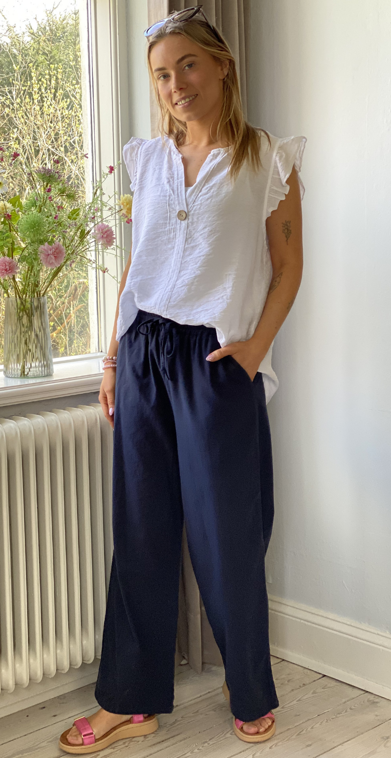 Sally buks med elastik i taljen og lommer navy Likelondon