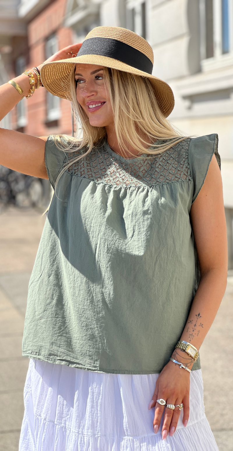 Pixie bluse med blonde og flæseærmer khaki LikeLondon