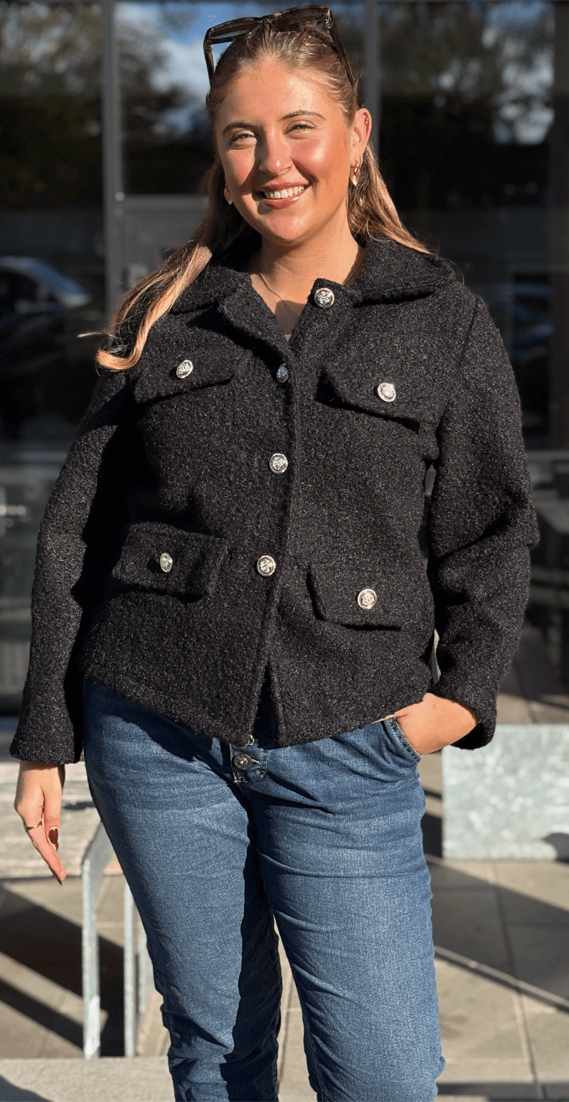 Anastacia klassisk jakke med pynteknapper sort LikeLondon